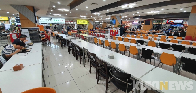 [가봤더니] 한산한 식당가 옆으로 배달오토바이만 “쌩쌩”