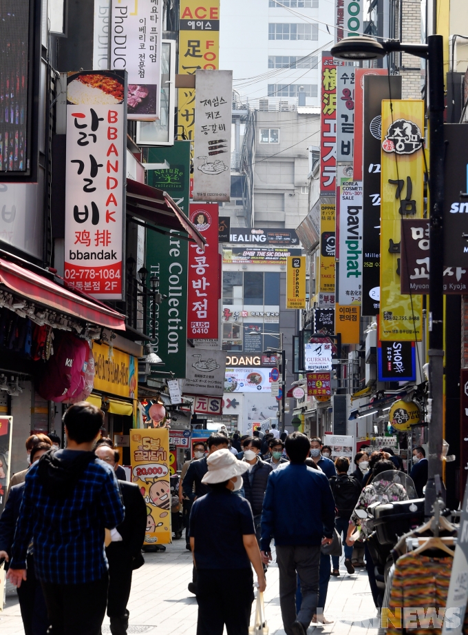 점심시간 맞아 붐비는 명동 식당거리