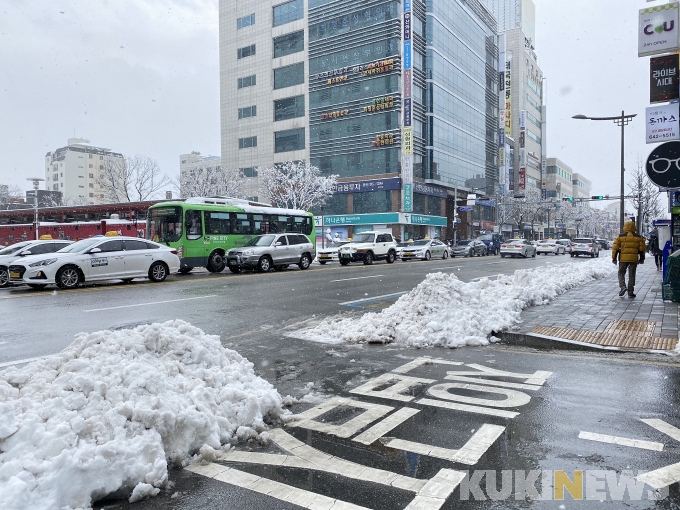 말끔히 제설된 강릉 옥천오거리 도로