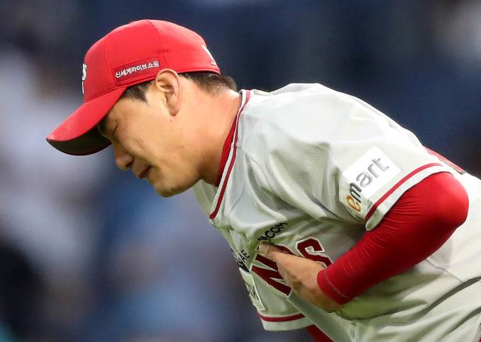 1위 맞나, 3실책에 운 김광현…SSG, ‘꼴찌’ NC에 덜미