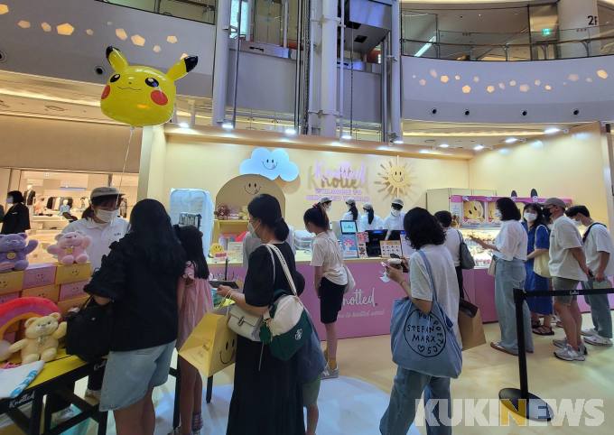 백화점 ‘디저트 맛집’ 사활…노티드 팝업 가보니