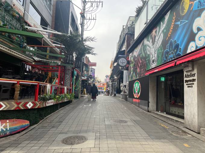 불 꺼진 이태원 상가, 추모의 불빛 밝히는 시민들 [이태원 참사 100일]