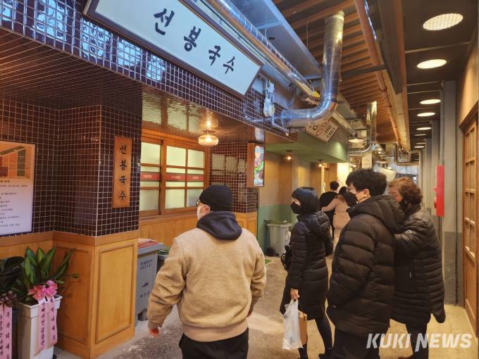 예산시장 청년창업 점포 핫플 등극... 한달만에 10만명이 찾았다