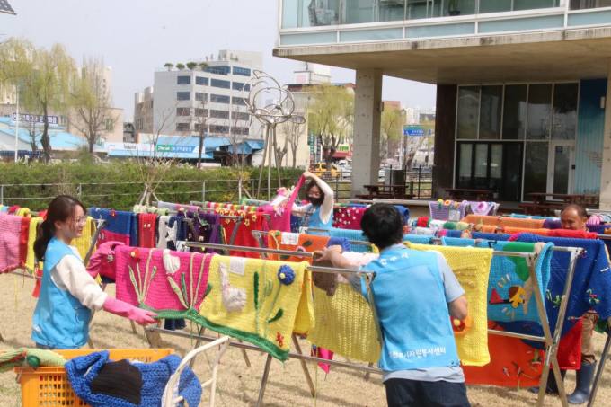 전주한옥마을 가로수 ‘트리허그 나무 옷’ 벗고 봄마중