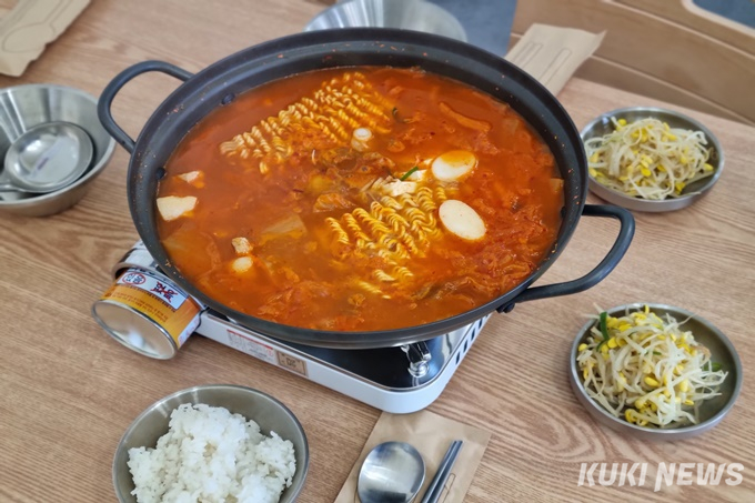 “돈 걱정 없이 마음껏” 배고픈 청춘 위한 3000원 김치찌개 [쿠키청년기자단]