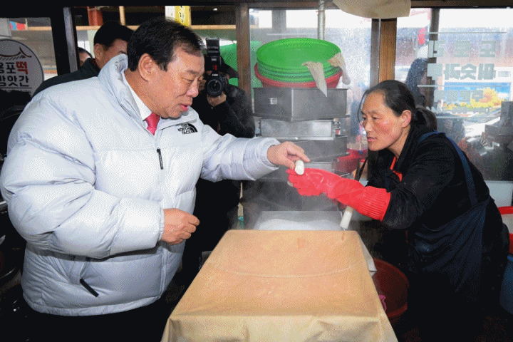 [포토]최민호 세종시장, 설 맞아 세종대평시장 방문