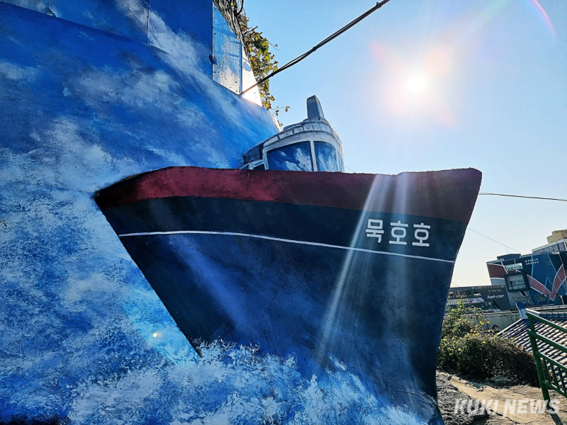 동해시, 1억 7800만원 투입 묵호등대마을 논골담길 벽화 새단장