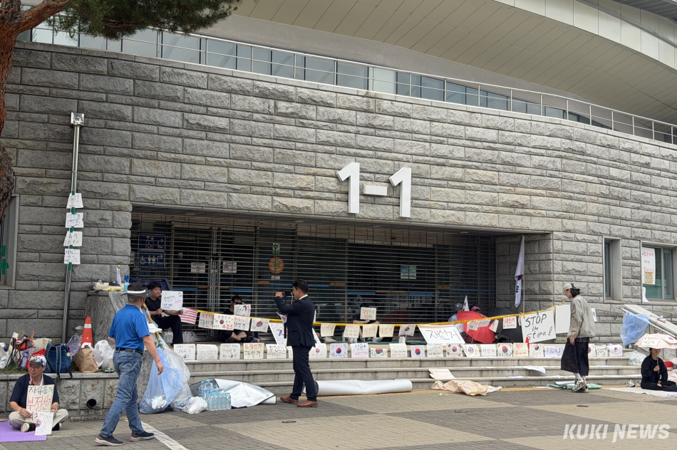 잠실 개표소 봉쇄 닷새째…“부정선거 재선거” 멈추지 않는 외침 [쿡 정치포토]