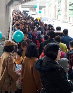 롯데몰 수원점에 몰려드는 인파…시민 불편