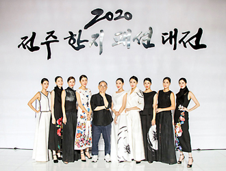 ■ 2020전주한지패션대전 패션스토리 정훈종 갈라쇼 - 드레스자락에 활짝 핀 꽃, 그윽한 향기에 매료
