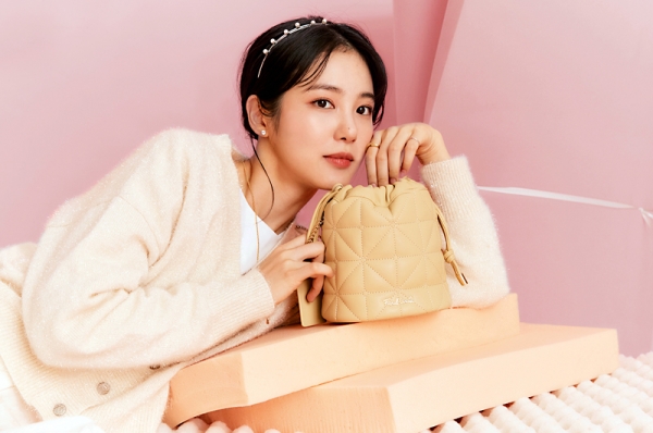 포멜카멜레, 재생가죽 활용한 미닝백 제작