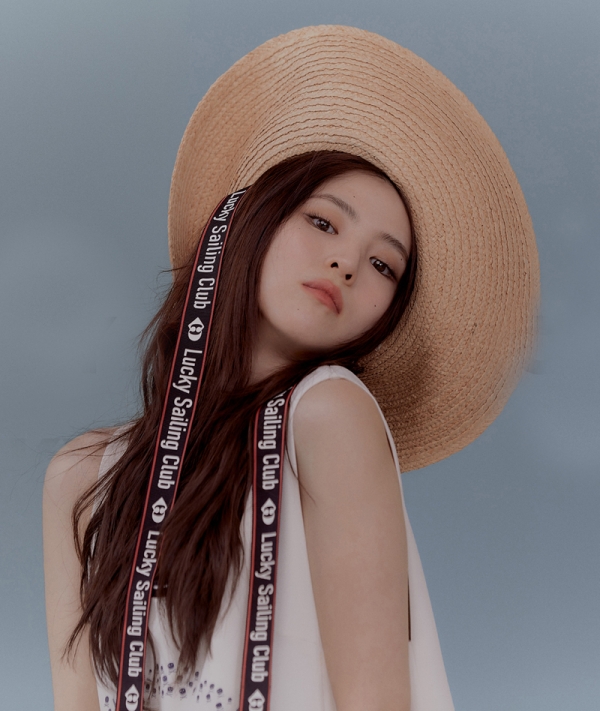 럭키슈에뜨, 마린 걸로 변신한 한소희 상큼한 화보
