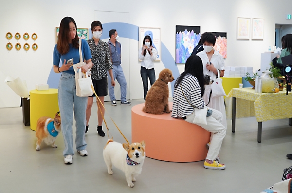 압구정 프린트베이커리, 반려동물과 함께 즐기는 전시 디어 프렌드