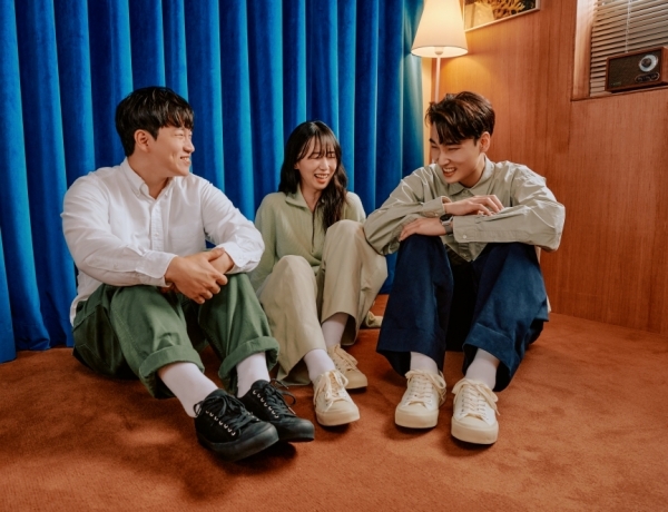이랜드월드, 폴더 2가지 스니커즈 눈길