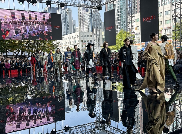 시대를 관통하는 아카이브 패션쇼 갈채
