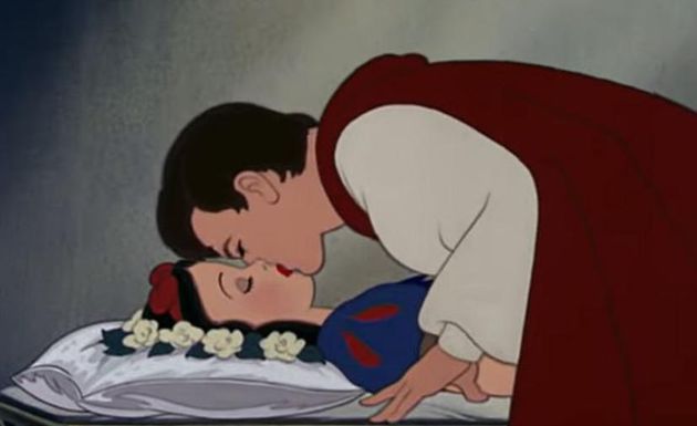 디즈니랜드가 왕자가 잠자는 백설공주에 키스하는 장면을 놀이기구에 넣은 후 동의 없는 행위라는 논란이 일었다
