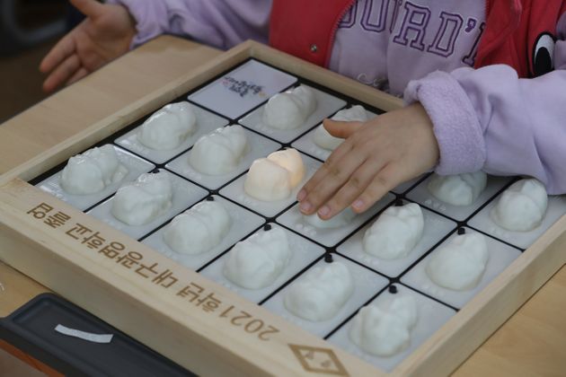 대구광명학교가 시각장애 학생들에게 3D 프린터로 만든 입체 졸업앨범을 선물했다