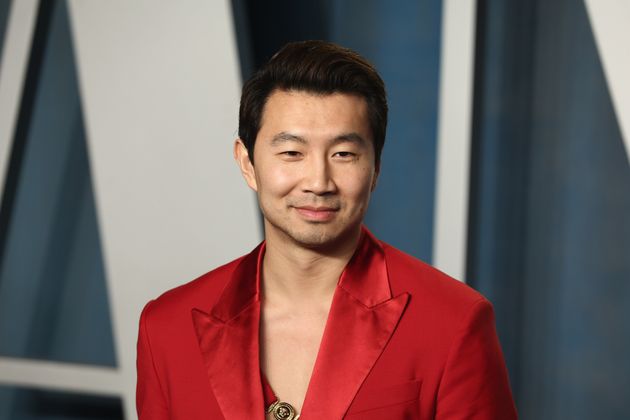아빠한테 맞고 살아 마블 샹치 주인공 시무 리우가 연기 반대하던 부모님과의 깊은 갈등을 고백했다