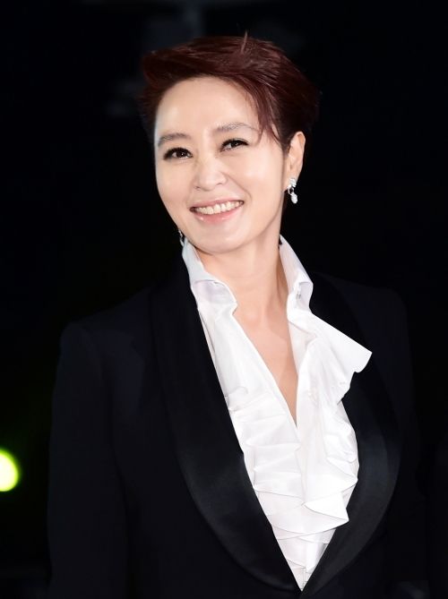 배우 김혜수가 어쩌다 사장2 촬영이 끝난 뒤 다시 한번 마트 정육점 사장 부부를 찾았다