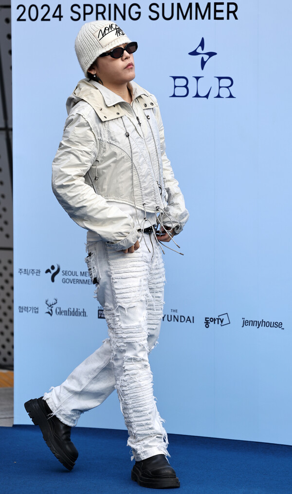 음주운전→폭행→아버지 공개저격까지, 온갖 논란 일으켰던 래퍼가 서울패션위크에 등장했고 반응은 이렇게나 거칠다(사진)