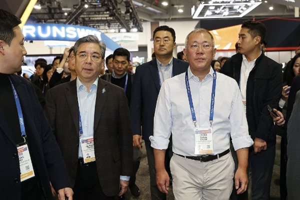 현대차그룹 정의선 '4대 그룹 총수 유일' CES 방문, 젠슨 황 만나고 삼성·LG 찾아 '협력 모색'