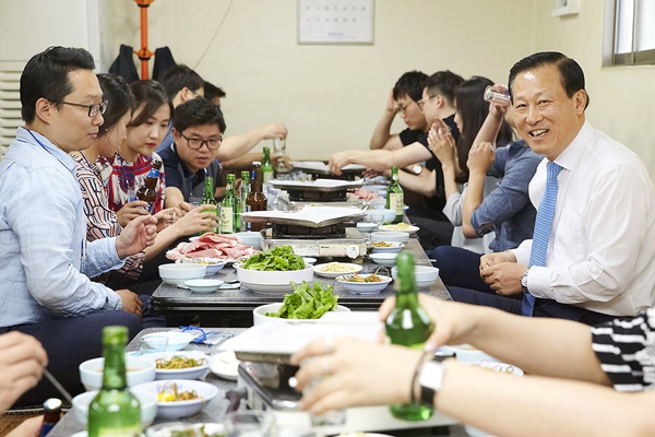 김도진 IBK기업은행장, 직원들과 삼겹살 번개모임