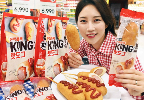 [포토뉴스] 홈플러스, 쫀득쫀득 킹핫도그 한정 판매