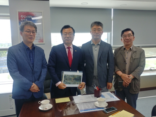 이현재 의원, 수석대교 반대 주민서명부 전달