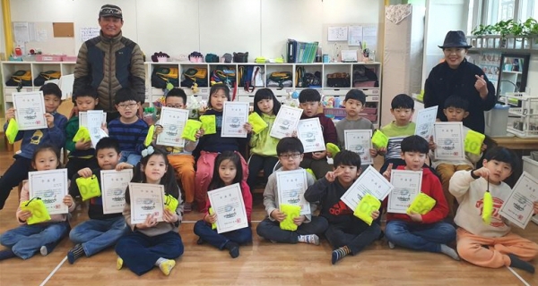 영등포구, 어린이 보호 가방 안전 덮개 보급…걸어다니는 안전 표지판