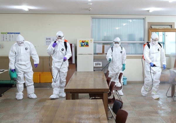 [포토] 칠곡군보건소, 코로나19 확진자 근무 회사 긴급방역