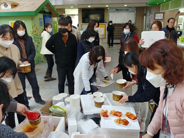 칠곡한우장터, 칠곡군보건소 공무원·의료진 국밥 제공