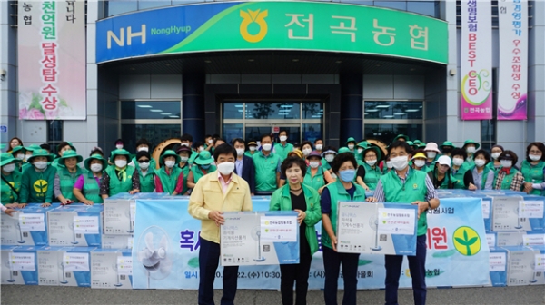 [포토뉴스] 연천새마을회, 전곡농협과 취약계층 선풍기 나눔