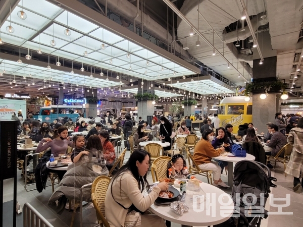 [르포] 더현대 서울 백화점 맞나? 큰 공원서 쇼핑하는 기분
