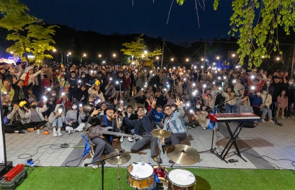 [포토]김태우 서울 강서구청장, 주민과 함께 개화산 봄꽃축제 즐겨