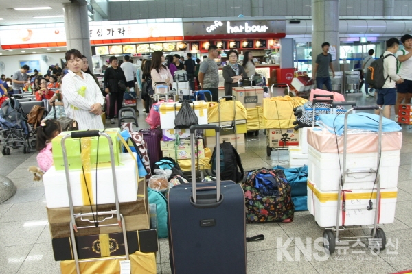[포토] 인천연안부두 여객터미널, 새벽부터 북쩍 북쩍