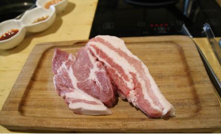 부산 가볼만한곳 추천! 수영 맛집, 남녀노소 미각을 사로잡은 프리미엄 숙성 암퇘지 고기의 힘 꽃도새기 수영