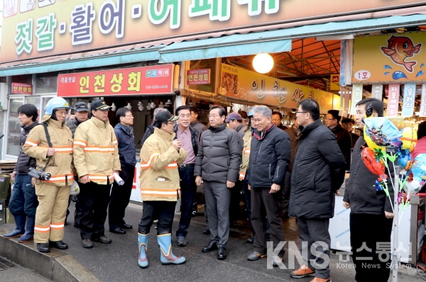 유정복 인천시장, 소래포구 화재 현장 방문…지원책과 안전대책 촉구