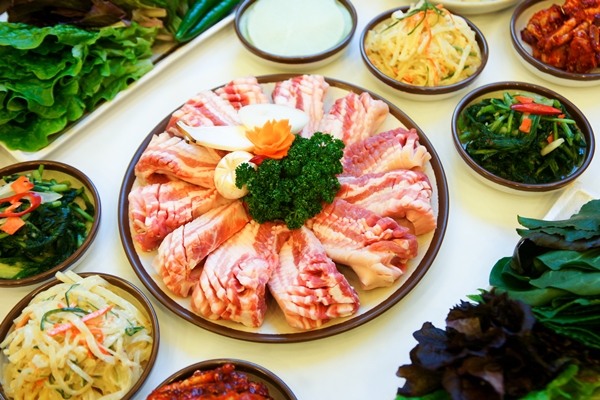 늘봄흑돼지에서 즐기는 제주의 이색요리 흑돼지 삽겹살. 어떻게 먹어야 맛있을까?