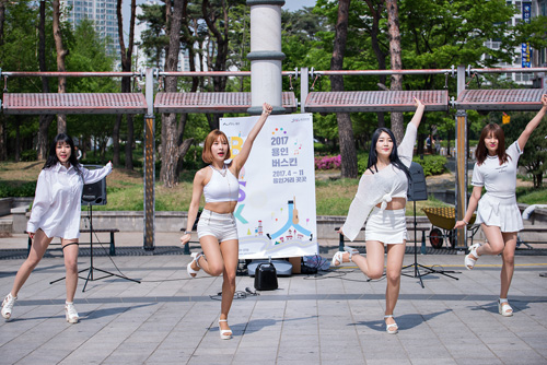 엠지텍, 엠프 결합형 스피커 락클래식 B900 출시 기념 버스킹 행사 지원