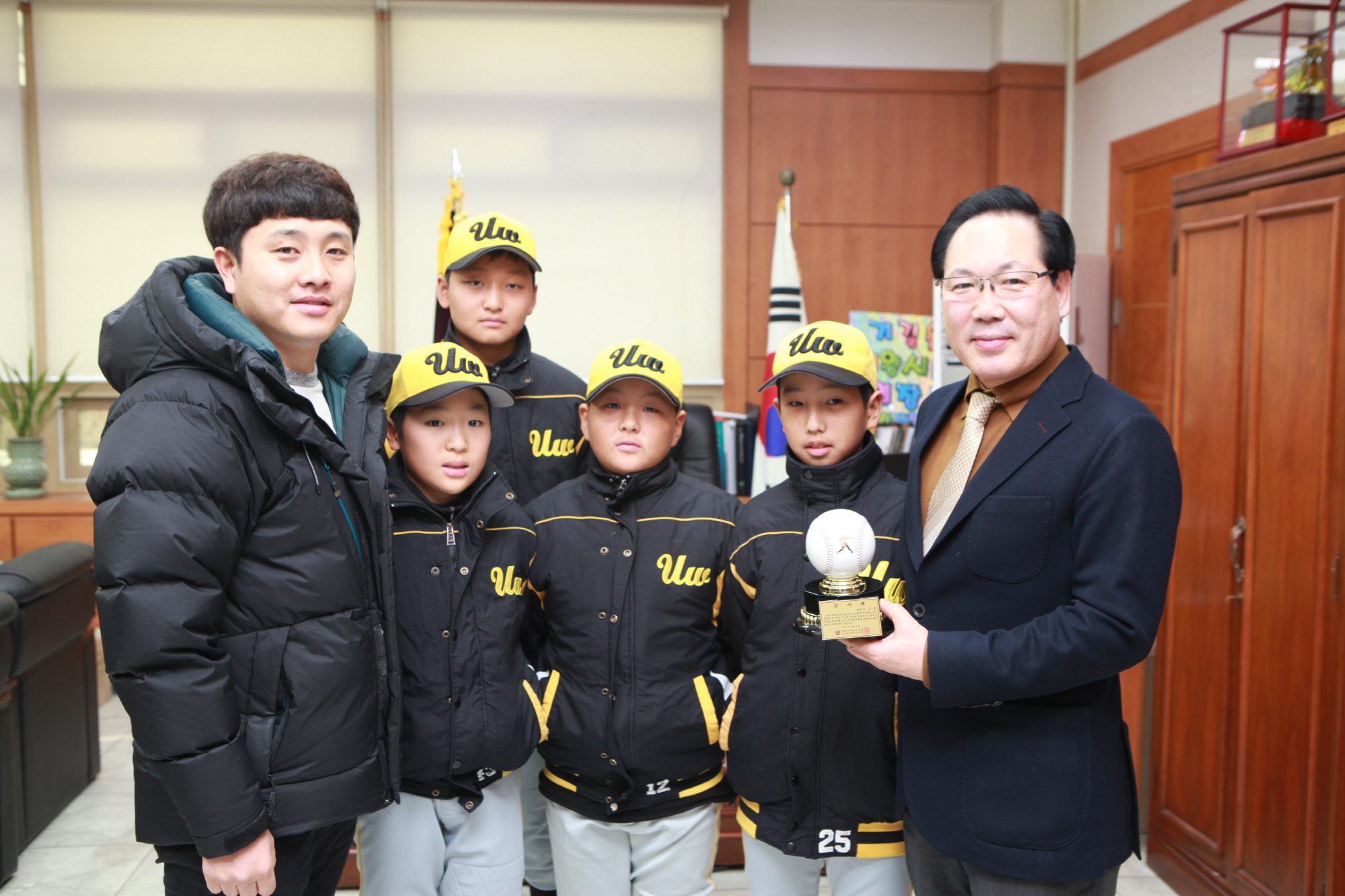 의왕 리틀야구단 기길운 의왕시의회 의장께 감사패 전달