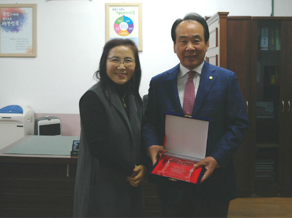 김진영 서울시의원, 반원초등학교로부터 감사패 수상