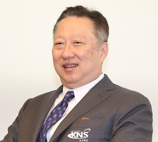 [KNS포토] 미소 짓는 박용만 대한상의 회장