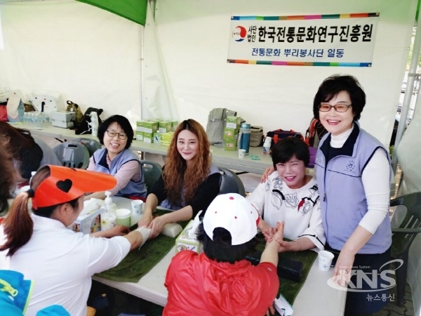 제28회구민의 날  한마음체육대회서 한국전통문화연구진흥원 뿌리 봉사단 봉사활동