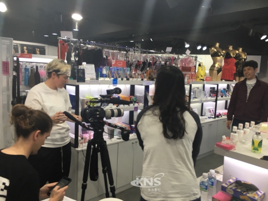 미국 TV 방송사 바이스미디어 레드컨테이너 성인용품점 방문
