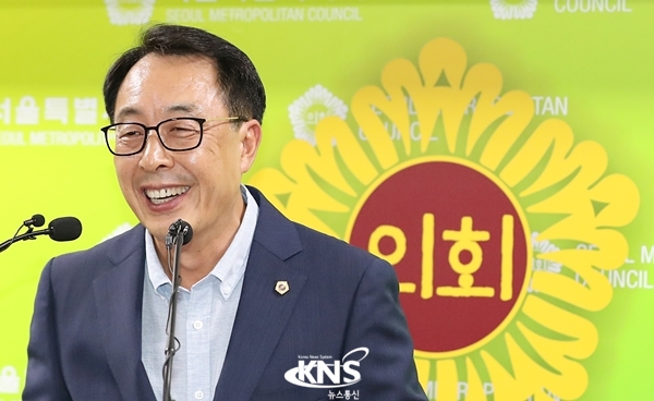 [KNS포토] 활짝 웃는 최웅식 서울시의원