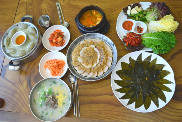 대통령 입맛 사로잡은 명이마늘보쌈 별미 삼교천맛집