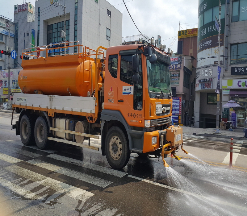 강화군, 달궈진 도로 살수차로 식힌다