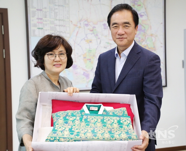 평택 각시방 최정숙 대표 지영희국악관에 한복 기증