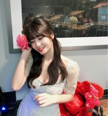 트와이스 모모, 꽃을 기죽이는 미모 감탄이 절로
