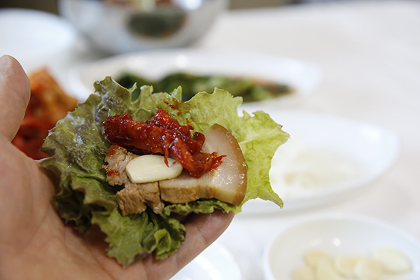 속초 막국수 맛집 김삿갓막국수, 누구나 부담 없이 즐길 수 있는 명태회막국수·수육 제공